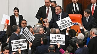 ARŞİV: TBMM oturumunda, "Can Atalay'a özgürlük" yazılı dövizler taşıyan milletvekilleri. / 30 Ocak 2024.