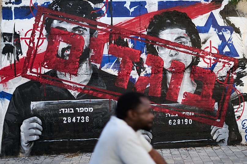 Grafiti que muestra a los directores Rachel Szor y Yuval Abraham con la palabra en hebreo 'traidores' en Ashdod, Israel - 15 de septiembre de 2026