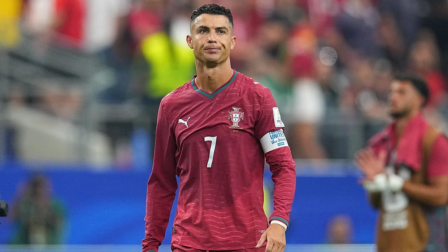 Cristiano Ronaldo sai do campo após o jogo dos oitavos de final do Mundial de futebol entre Portugal e Espanha, em Arlington, no Texas, 6 de julho de 2026.  
