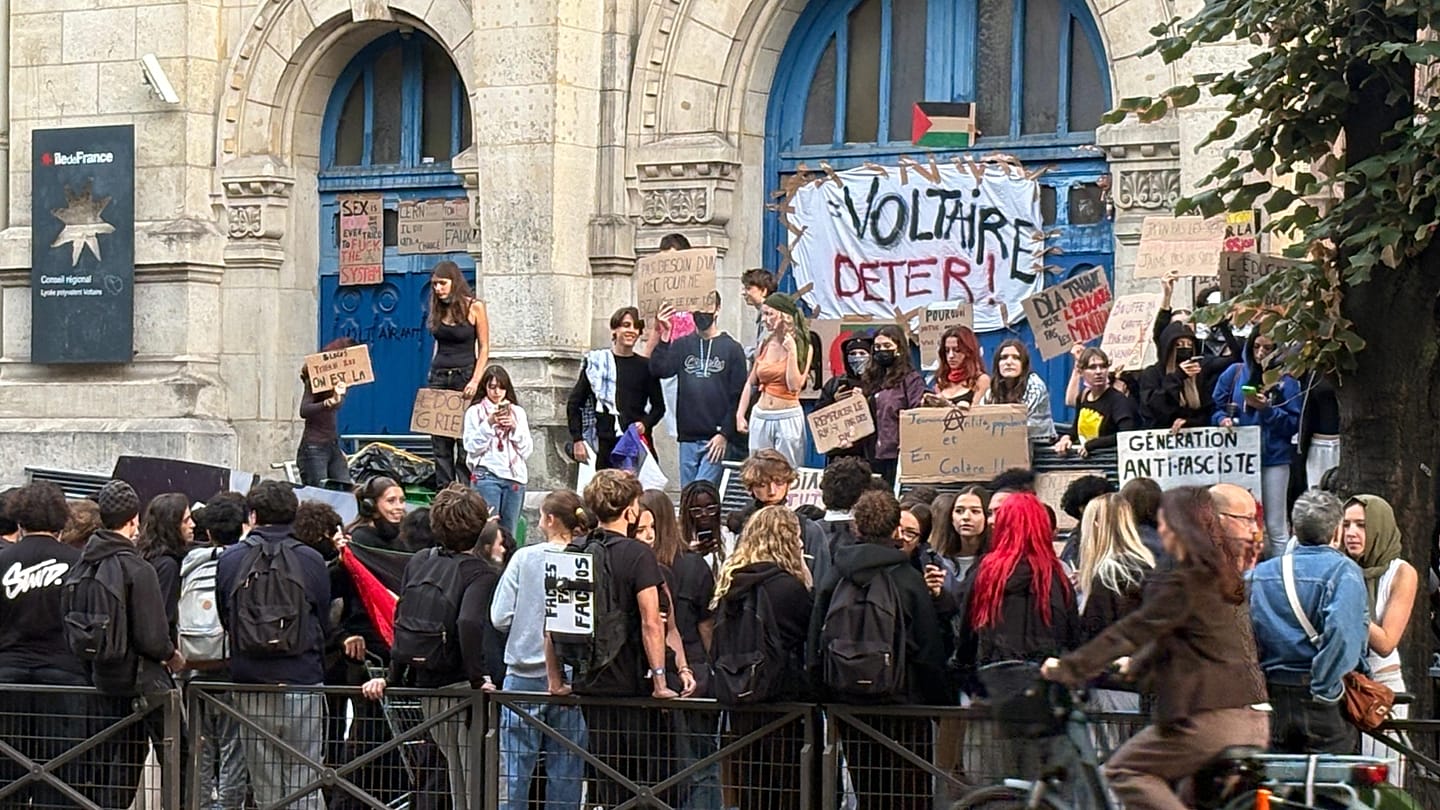 Francuski protesti zbog uslova u školama šire se uz požare i blokade