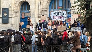 Des lycéens bloquent l'entrée du lycée Voltaire pour réclamer davantage de moyens, à Paris
