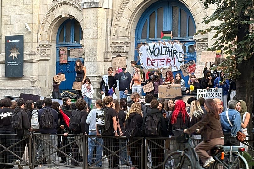 Des lycéens devant leur établissement le 2 octobre 2026