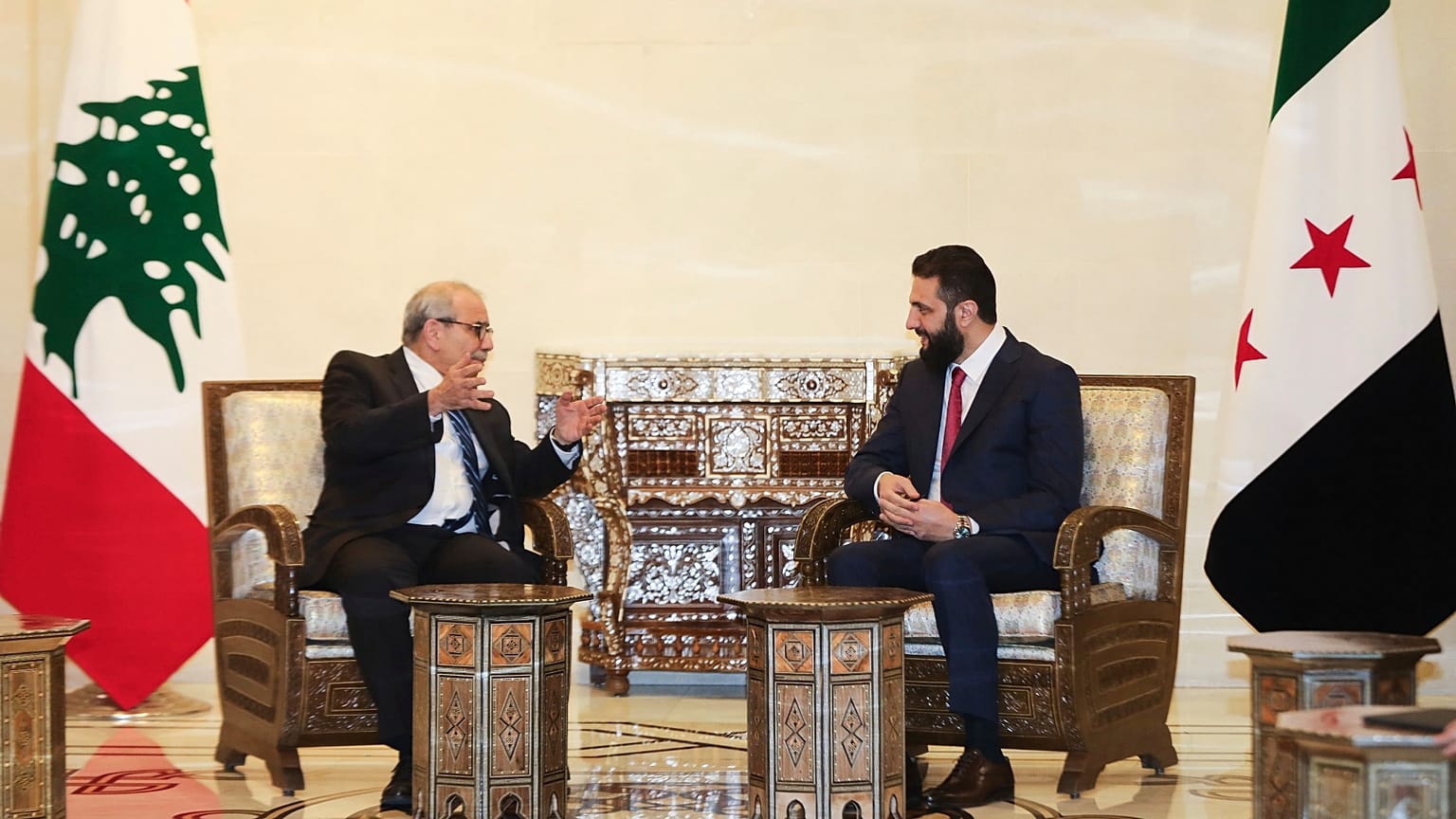نواف سلام، نخست‌وزیر لبنان، و احمد الشرع، رئیس‌جمهوری موقت سوریه، در دمشق؛ ۱۴ آوریل ۲۰۲۵