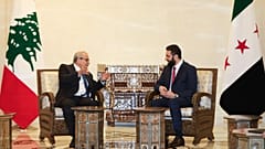 نواف سلام، نخست‌وزیر لبنان، و احمد الشرع، رئیس‌جمهوری موقت سوریه، در دمشق؛ ۱۴ آوریل ۲۰۲۵