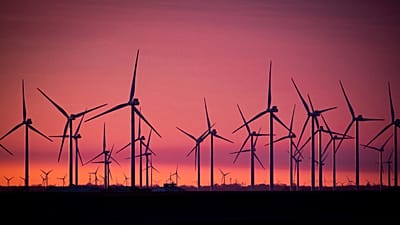 Wiatraki stoją w farmie wiatrowej Soenke-Nissen-Koog nad Morzem Północnym w Bordelum o wschodzie słońca we wtorek 9 marca 2021 roku.
