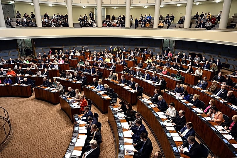 Abgeordnete im finnischen Parlament in Helsinki am 1. März 2023.