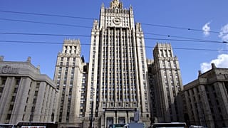АРХИВ: Главное здание Министерства иностранных дел России, украшенное на фасаде государственным гербом Советского Союза, в центре Москвы, 16 августа 2006 года