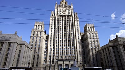 АРХИВ: Главное здание Министерства иностранных дел России, украшенное на фасаде государственным гербом Советского Союза, в центре Москвы, 16 августа 2006 года
