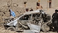 Afganistan'ın güneybatısındaki Helmand vilayetinde hava saldırısı sonucu oluşan enkaz.