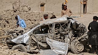 Afganistan'ın güneybatısındaki Helmand vilayetinde hava saldırısı sonucu oluşan enkaz.