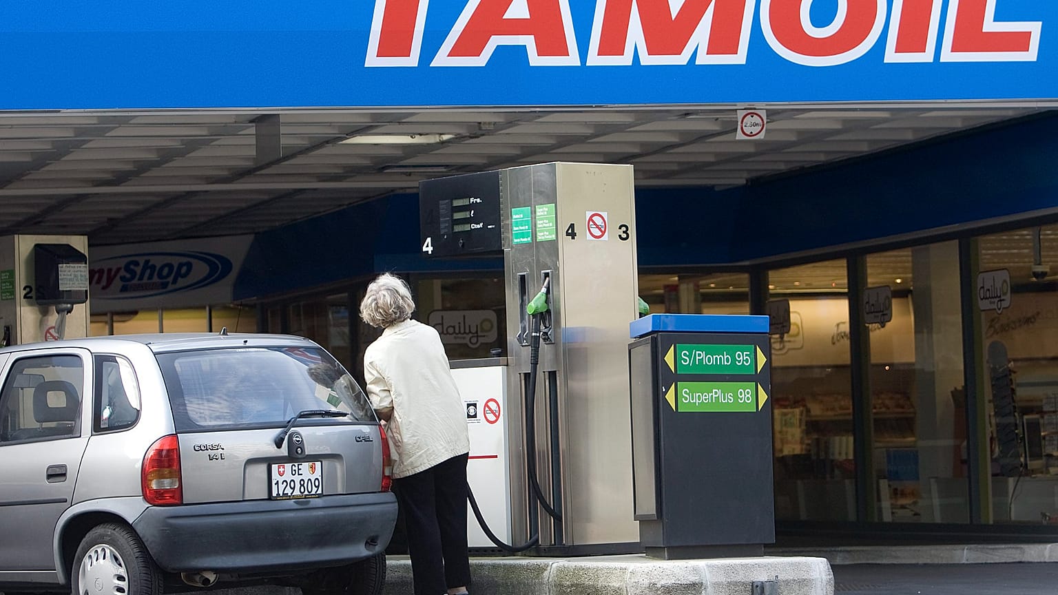 Una donna fa rifornimento alla propria auto presso una stazione di servizio Tamoil a Ginevra, in Svizzera, venerdì 25 luglio 2008