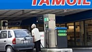 Una donna fa rifornimento alla propria auto presso una stazione di servizio Tamoil a Ginevra, in Svizzera, venerdì 25 luglio 2008