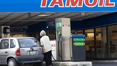 Una donna fa rifornimento alla propria auto presso una stazione di servizio Tamoil a Ginevra, in Svizzera, venerdì 25 luglio 2008