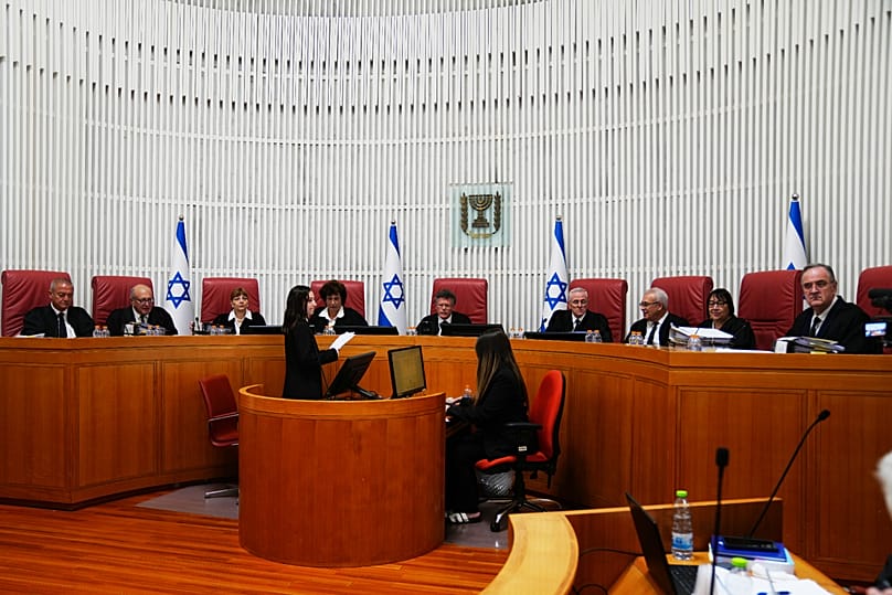 تعقد المحكمة العليا الإسرائيلية جلسة للنظر في أهلية خوض الانتخابات لكل من سامي أبو شحادة، زعيم حزب "التجمع" (بلد) القومي، وحزبين عربيين بارزين، وذلك في القدس يوم الخميس، 1 أكت