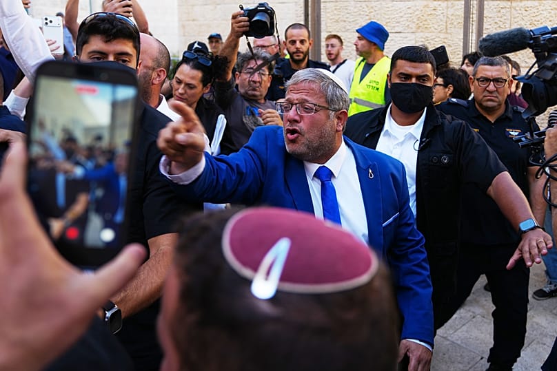 يقود وزير الأمن القومي الإسرائيلي إيتمار بن غفير مجموعة من المتظاهرين اليمينيين المضادين في مواجهة مع متظاهرين يساريين خارج المحكمة العليا الإسرائيلية (صورة من أسوشيتد برس/ مح