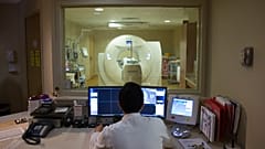 صورة أرشيفية لفحص مقطعي (PET) بواشنطن. يستخدم باحثو جامعة "ييل" هذه التقنية لدراسة روابط الدماغ لكشف أسباب ارتباط الاكتئاب بالمشاكل الإدراكية.