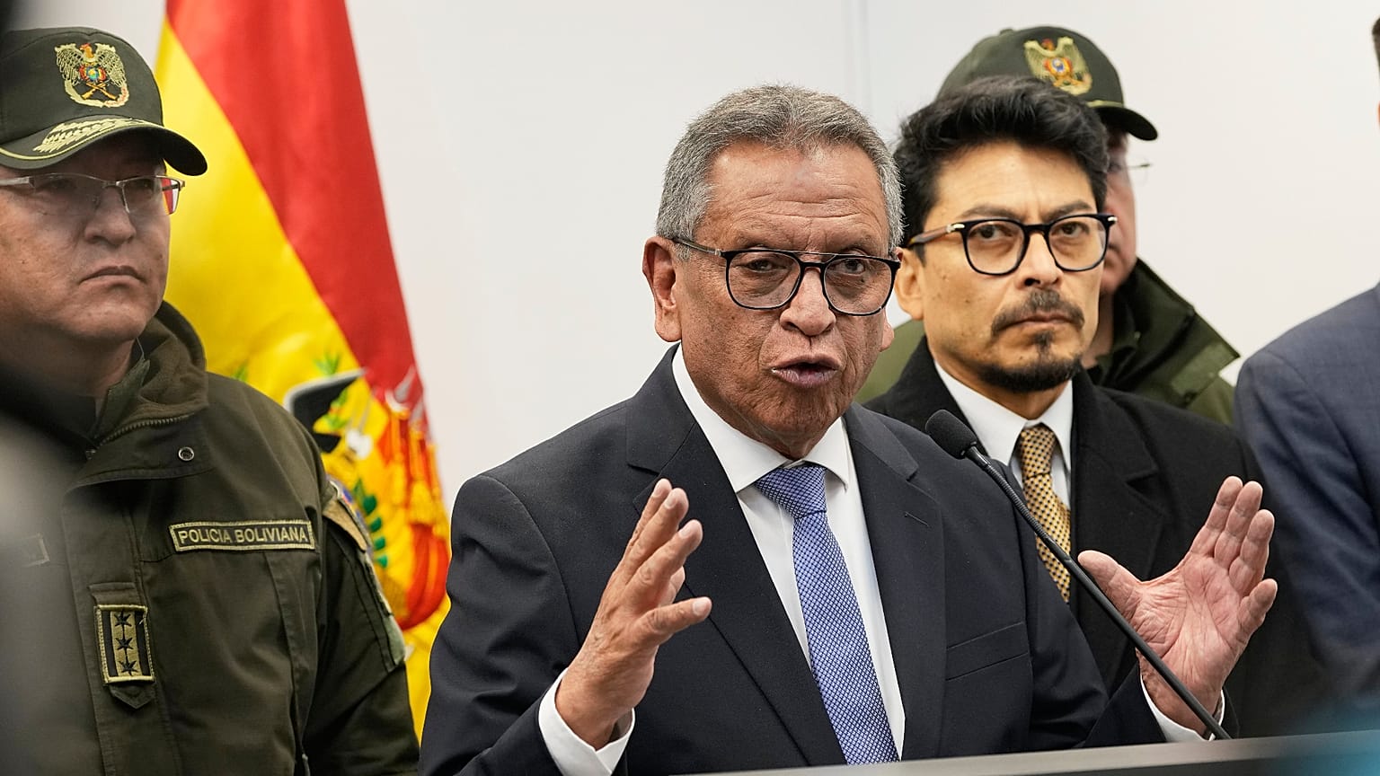 El ministro de Gobierno de Bolivia, Marco Antonio Oviedo, ofrece una conferencia de prensa sobre la detención del fiscal general de Bolivia, Roger Mariaca, en La Paz, Bolivia.