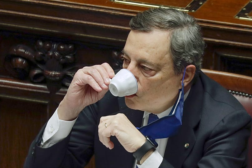 Mario Draghi, Olaszország volt miniszterelnöke és az EKB elnöke egy csésze kávét kortyolgat a Képviselőházban folyó munka szünetében (2021. február 18.)