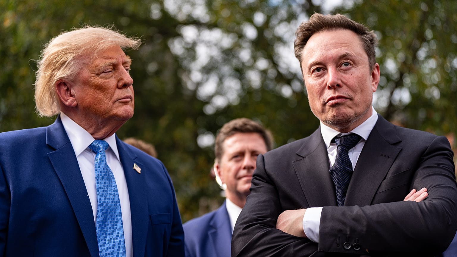 Le président Donald Trump écoute Elon Musk qui s'exprime devant l'aile Ouest de la Maison-Blanche, mardi 29 septembre 2026, à Washington.
