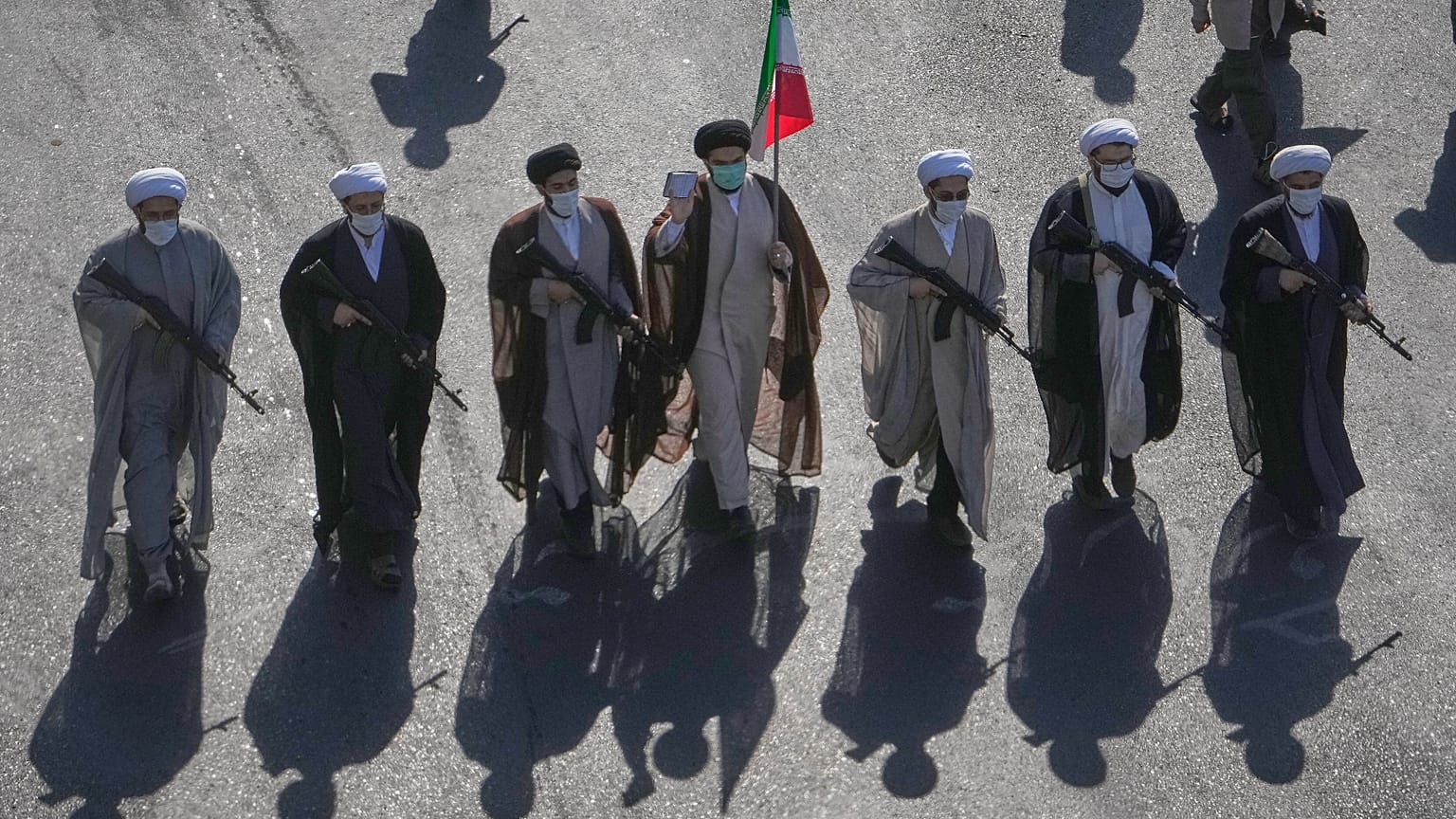 رجال دين شيعة يحملون بنادق يسيرون خلال عرض عسكري الطابع نظمته الدولة تحت شعار "جانفادا" (أو "التضحية من أجل إيران") في ساحة الثورة بطهران، إيران، يوم الجمعة 18 سبتمبر 2026. (ص