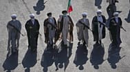 رجال دين شيعة يحملون بنادق يسيرون خلال عرض عسكري الطابع نظمته الدولة تحت شعار "جانفادا" (أو "التضحية من أجل إيران") في ساحة الثورة بطهران، إيران، يوم الجمعة 18 سبتمبر 2026. (ص