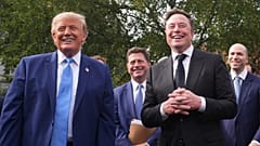 US-Präsident Donald Trump hört Elon Musk vor dem Westflügel des Weißen Hauses in Washington zu, Dienstag, 29. September 2026.