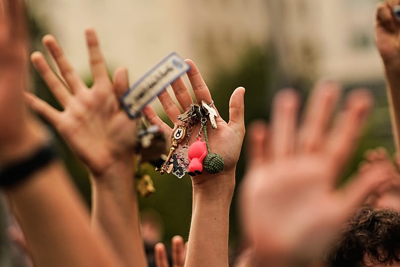 Una mujer, con unas llaves en su mano, protesta durante la manifestación de la vivienda. 