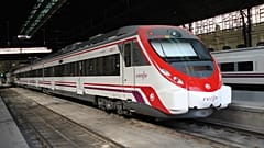 Un tren Civia en algunos de estos núcleos de Cercanías.