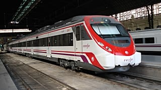 Un tren Civia en algunos de estos núcleos de Cercanías.