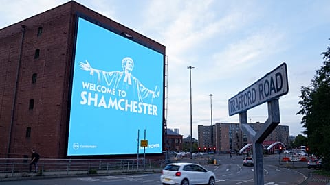 Outdoor satírico dirigido ao Manchester City visto em Manchester, Inglaterra, quinta-feira, 1 de outubro de 2026.