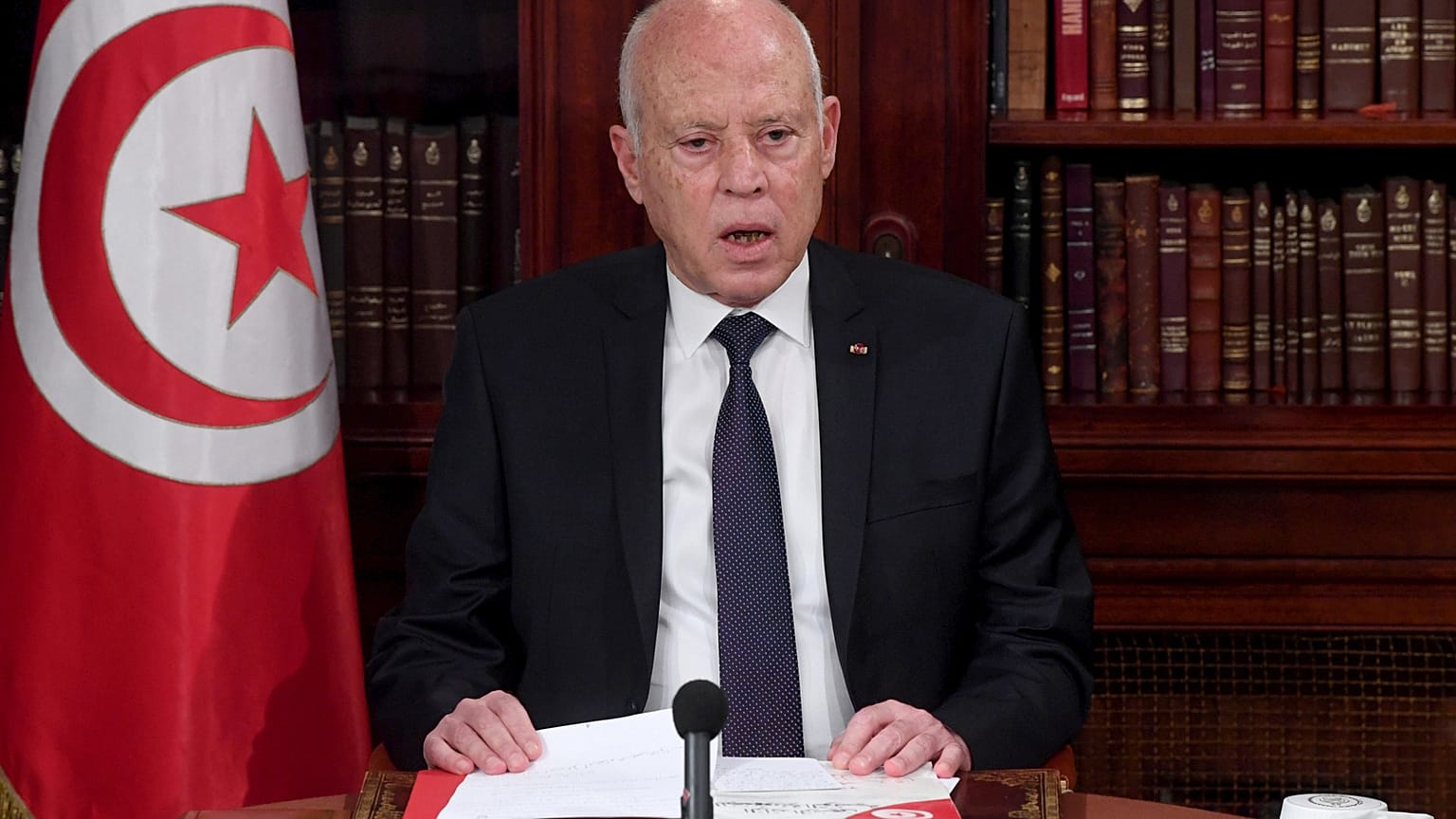 الرئيس التونسي قيس سعيد، في الوسط، يقود اجتماعا أمنيا مع أفراد من الجيش وقوات الشرطة في تونس العاصمة، تونس، 25 يوليو 2021. 