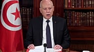 الرئيس التونسي قيس سعيد، في الوسط، يقود اجتماعا أمنيا مع أفراد من الجيش وقوات الشرطة في تونس العاصمة، تونس، 25 يوليو 2021. 