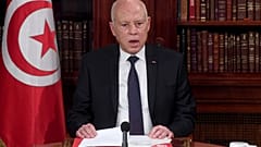 الرئيس التونسي قيس سعيد، في الوسط، يقود اجتماعا أمنيا مع أفراد من الجيش وقوات الشرطة في تونس العاصمة، تونس، 25 يوليو 2021. 