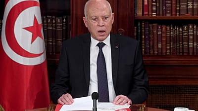 الرئيس التونسي قيس سعيد، في الوسط، يقود اجتماعا أمنيا مع أفراد من الجيش وقوات الشرطة في تونس العاصمة، تونس، 25 يوليو 2021. 