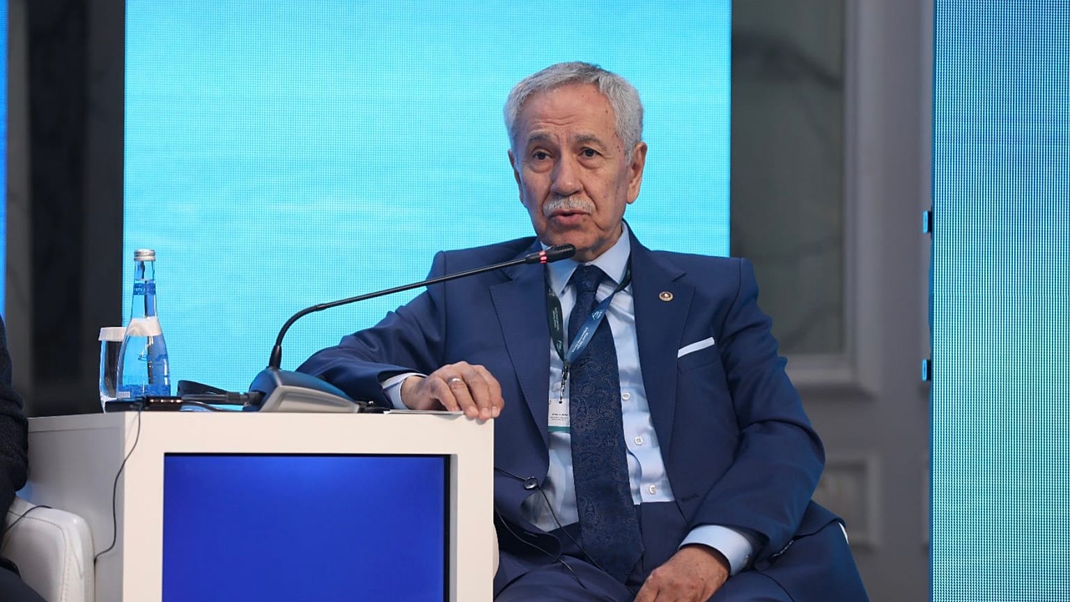 ARŞİV - Bülent Arınç, Azerbaycan Bakü’de Nizami Gencevi Uluslararası Merkezi’nin düzenlediği 12. Global Bakü Forumu’nda.