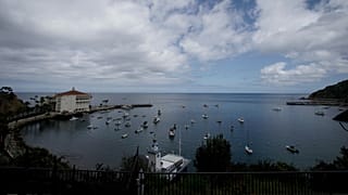 Vista del puerto de la isla Santa Catalina, en Avalon (California), el sábado 18 de abril de 2020