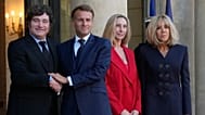 Javier Milei et sa sœur Karina Milei sont accueillis par le président français Emmanuel Macron et son épouse Brigitte à l'Élysée.