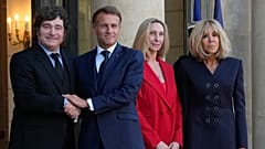 Javier Milei e a irmã Karina Milei são recebidos pelo presidente francês Emmanuel Macron e pela esposa Brigitte no Eliseu