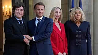 Javier Milei et sa sœur Karina Milei sont accueillis par le président français Emmanuel Macron et son épouse Brigitte à l'Élysée.