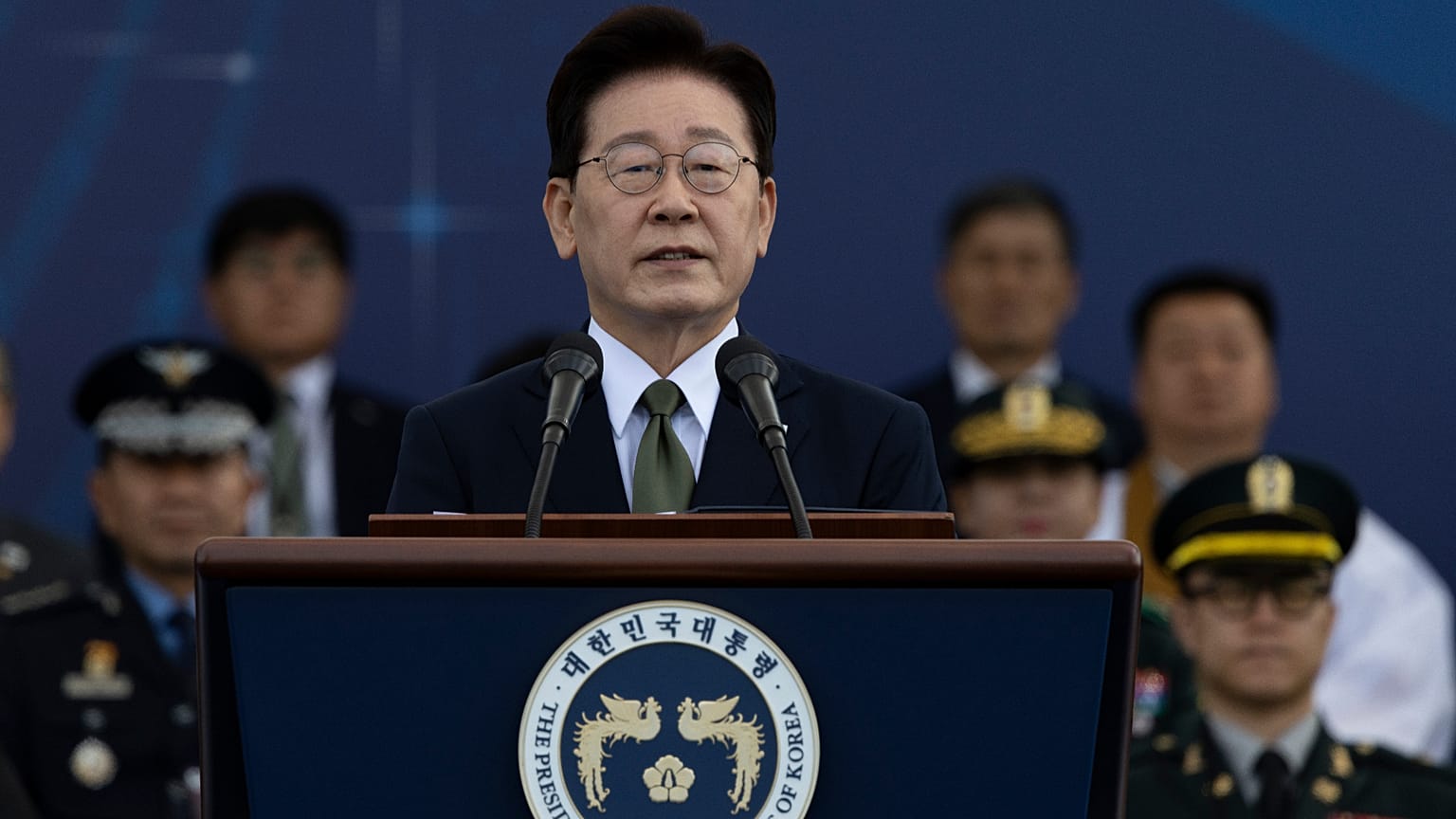 Prezydent Korei Południowej Lee Jae Myung wygłasza przemówienie podczas obchodów Dnia Sił Zbrojnych w bazie wojskowej w Gyeyong w Korei Południowej, 1 października 2026 r.