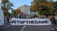 Des personnes appellent la Fédération irlandaise de football à boycotter le match de dimanche contre Israël, près de l'Aviva Stadium, jeudi 1er octobre 2026.