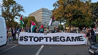 يطالب مواطنون الاتحاد الأيرلندي لكرة القدم بمقاطعة مباراة الأحد ضد إسرائيل قرب ملعب "أفيفا" في دبلن، الخميس الأول من أكتوبر 2026