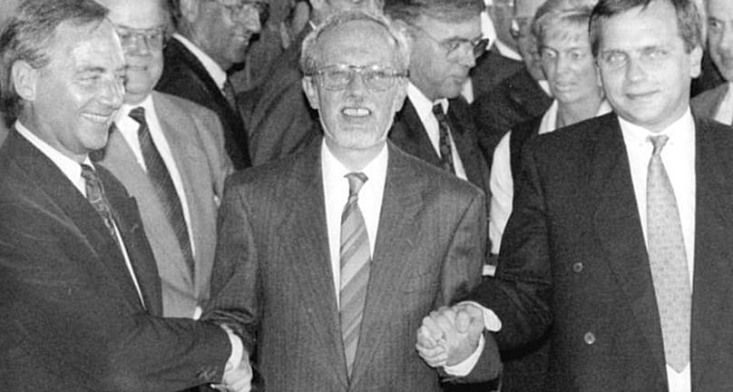Händedruck zwischen Günther Krause (Staatssekretär DDR), Lothar de Maizière (Ministerpräsident DDR), Wolfgang Schäuble (Bundesinnenminister, BRD)