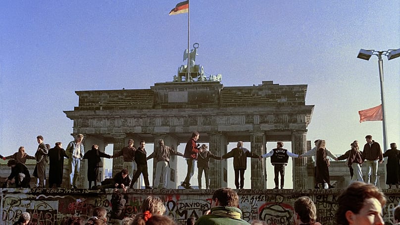 Am Tag nach dem Mauerfall tanzten Berliner auf der Mauer, um das Ende der deutsch-deutschen Grenze zu feiern. (Archiv: 10. November 1989)