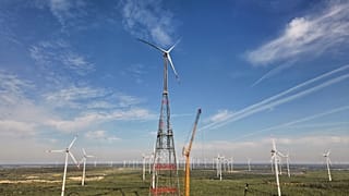 Eine neu errichtete Windkraftanlage, deren Rotorblattspitzen bis auf 365 Meter Höhe reichen, steht in Schipkau in Deutschland am Donnerstag, dem ersten Oktober 2026.