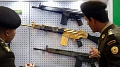 ضباط من الجيش المصري يتفقدون سلاحاً مطلياً بالذهب في الجناح الباكستاني، خلال أول معرض للأسلحة يُقام في القاهرة بتاريخ 4 ديسمبر 2018.