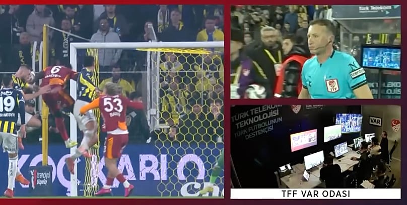 Yasin Kol, 1 Aralık 2025'te yönettiği Fenerbahçe - Galatasaray derbisinde VAR kontrolünde