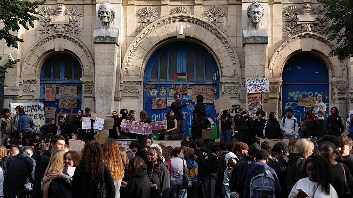 Hundreds of high schools in France close as new protests against conditions erupt