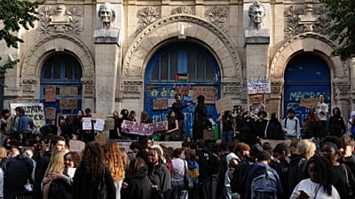 Μαθητές αποκλείουν την είσοδο του λυκείου Βολταίρου στο Παρίσι, διαμαρτυρόμενοι για την υποχρηματοδότηση των σχολείων, 2 Οκτωβρίου 2026