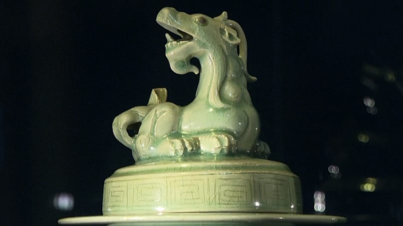 Queimador de incenso com a criatura mítica Girin, dos anos 1100-1200 d.C., em exibição na nova mostra “Korea” no British Museum